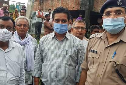 चित्रकूट: बारिश के बाद गिरा जर्जर मकान, मलबे में दबकर दर्दनाक हादसे में दो बच्चों के साथ मां की मौत Chitrakoot: house collapsed after the rain, Mother along with two children died in a tragic accident