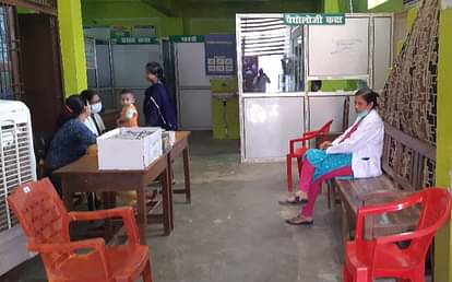 जन आरोग्य मेला: भोलेपुर पीएचसी में नहीं पहुंचीं डॉक्टर jan arogya mela. more than 1200 people were given medicine