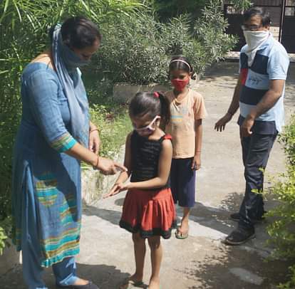 तिलक और आरती से बच्चों का किया स्वागत Children were welcomed with Tilak and Aarti