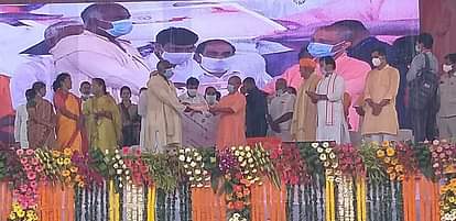 गाजीपुर में सीएम योगी: बोले- माफियाओं और गुंडाराज का हुआ खात्मा, कार्रवाई देख विपक्षियों को हो रही पीड़ा CM yogi adityanath visit ghazipur Inauguration and foundation stone laying of projects address public meeting