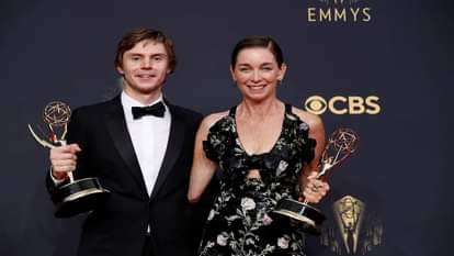 Emmy Awards 2021 : 'द क्राउन' और 'टेड लास्सो' का रहा जलवा, ये रही विनर्स की पूरी लिस्ट Emmy Awards 2021 winners list: Ted Lasso and The Crown win trophies