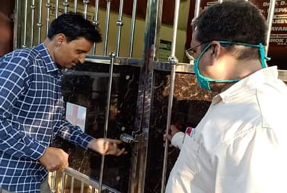 आगरा: आयुष्मान अस्पताल का लाइसेंस निलंबित, फिर भी भर्ती किए जा रहे थे मरीज, प्रशासन ने किया सील ayushman hospital seals in agra