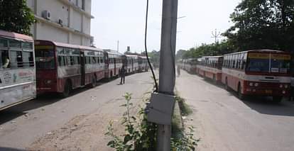 बसों की तलाश में इधर-उधर भटकते रहे परीक्षार्थी Students wandering here and there in search of buses