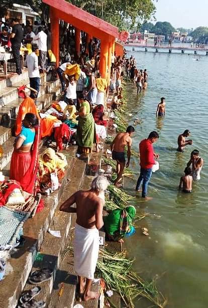 मोक्ष कामना के लिए घाटों पर उमड़ा श्रद्धा का सैलाब Flood of reverence gathered on the ghats for the wish of salvation