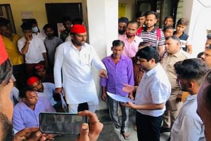 मेरठ: प्रधानमंत्री आवास योजना में भ्रष्टाचार के खिलाफ सपा कार्यकर्ताओं का डूडा कार्यालय पर प्रदर्शन Meerut: SP workers protest at Duda office against corruption in Prime Ministers Housing Scheme