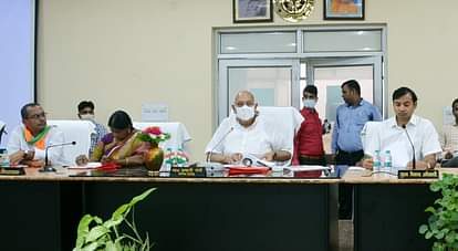 गोल्डन कार्ड की धीमी प्रगति पर प्रभारी मंत्री हुए नाराज etawah news,Golden cards are being made at a slow pace, the minister in charge angry
