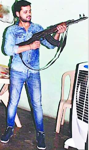 दरोगा का बेटे के एके-47 और पिस्टल के साथ फोटो वायरल Photo of Inspector with son's AK-47 and pistol goes viral