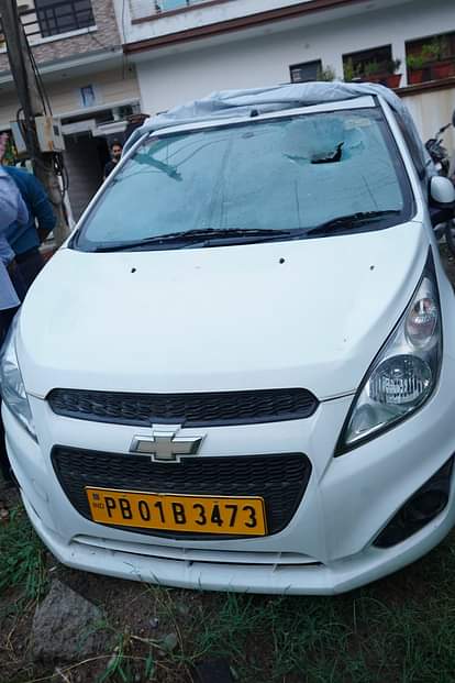 बिजली गिरने से घर की दीवार में आई दरार, कार के शीशे टूटे और सीसीटीवी कैमरे हुए ब्लास्ट Cracks in the wall of the house due to lightning, shattered car windows and blasted CCTV cameras