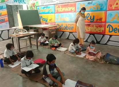 पहले दिन 25 फीसदी बच्चे पहुंचे क-ख-ग सीखने On the first day, 25% of the children reached to learn in schools
