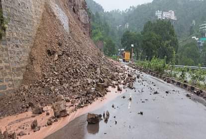 मौसम: कालका-शिमला हाईवे पर भूस्खलन, प्रदेश की चोटियों पर हल्की बर्फबारी Heavy rainfall in Shimla-Kullu, light snowfall on the peaks, landslide on kalka shimla nh