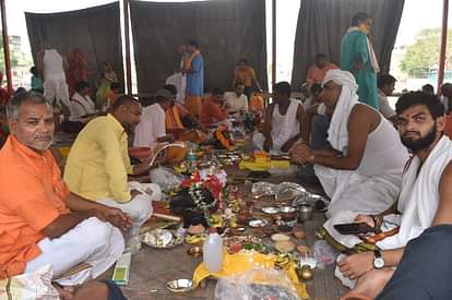 वाराणसी: पिशाचमोचन कुंड पर पितरों के प्रति आस्था का रेला, अस्सी से राजघाट के बीच कई जगह हुआ तर्पण Tripindi Shradh at Pishchamochan Kund of Varanasi on Pitru Paksha tarpan between Assi to Rajghat