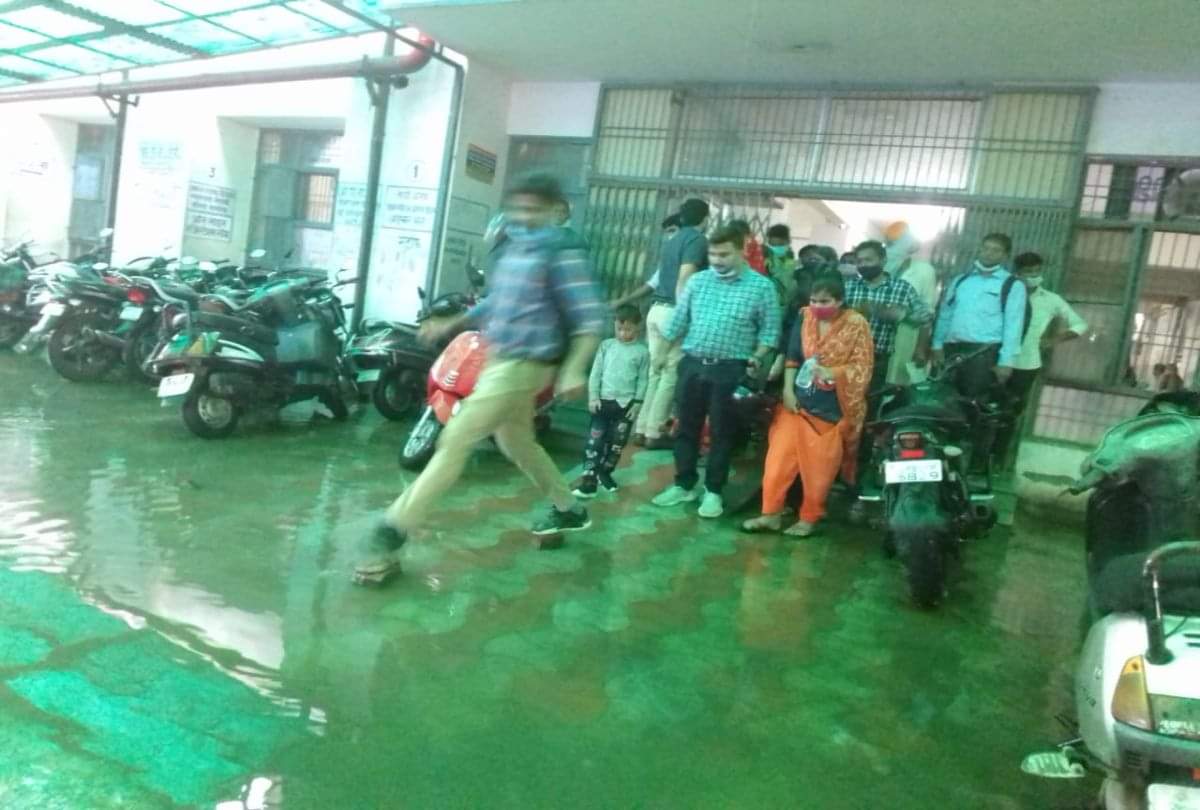 आगरा में झमाझम बारिश: शहर की 'लाइफ लाइन पानी-पानी', गाड़ियां बंद होने से लोग परेशान Heavy Rain Fall In Agra Water Logging On The Roads
