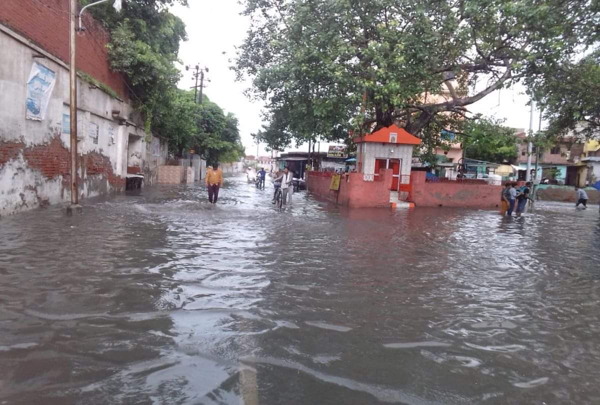 आगरा में झमाझम बारिश: शहर की 'लाइफ लाइन पानी-पानी', गाड़ियां बंद होने से लोग परेशान Heavy Rain Fall In Agra Water Logging On The Roads