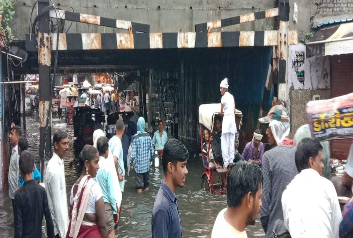 आगरा में झमाझम बारिश: शहर की 'लाइफ लाइन पानी-पानी', गाड़ियां बंद होने से लोग परेशान Heavy Rain Fall In Agra Water Logging On The Roads
