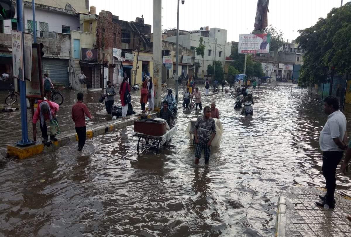आगरा में झमाझम बारिश: शहर की 'लाइफ लाइन पानी-पानी', गाड़ियां बंद होने से लोग परेशान Heavy Rain Fall In Agra Water Logging On The Roads