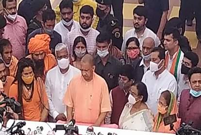 Narendra Giri Maharaj Suicide Case: बाघंबरी मठ में भावुक हुए सीएम योगी, बोले-पुलिस के चार बड़े अफसर जांच में जुटे, दोषियों को बख्शा नहीं जाएगा allahabad mahant narendra giri suicide case Chief Minister Yogi Adityanath gets emotional at Baghambari Math