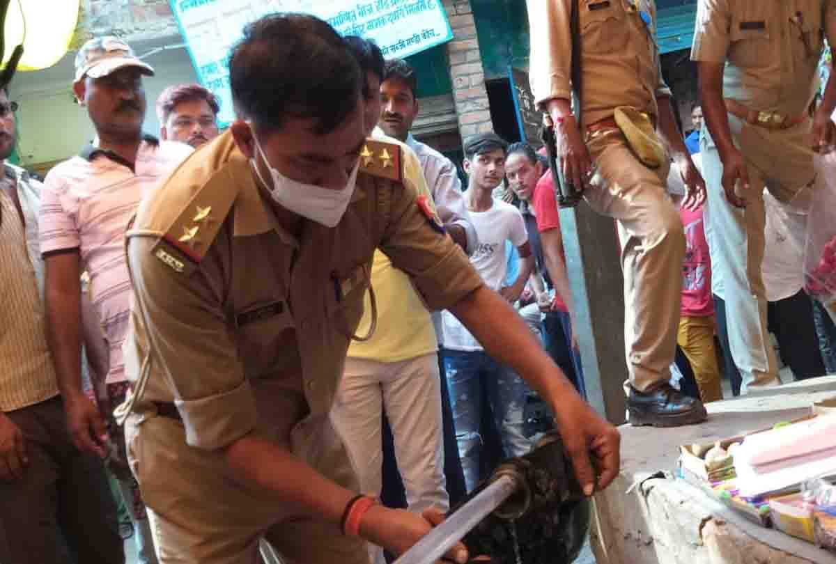 युवती पर ज्वलनशील पदार्थ फेंकने का मामला: थाने-चौकी के बीच से भागे बाइक सवार आरोपी, सामने आई पुलिस की संवेदनहीनता Kanpur Jalaun Crime News: Inflammable substance thrown at girl selling toys, jalaun crime