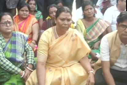 जशपुर हादसा: भाजपा सांसद धरने पर बैठीं, कहा- जब सीएम लखीमपुर जा सकते हैं तो यहां क्यों नहीं आए? Jashpur accident BJP MP sat on Strike, said- when CM can go to Lakhimpur, why didn't he come here?