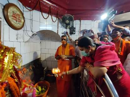 स्मृति ईरानी ने अमेठी में मनाया दशहरा : अहोरवा भवानी का किया दर्शन, दुर्गन व कालिकन धाम में भी टेका माथा Smriti Irani celebrated Dussehra in Amethi: had darshan of Ahorva Bhavani, bowed her head in Durgan and Kalikan Dham too