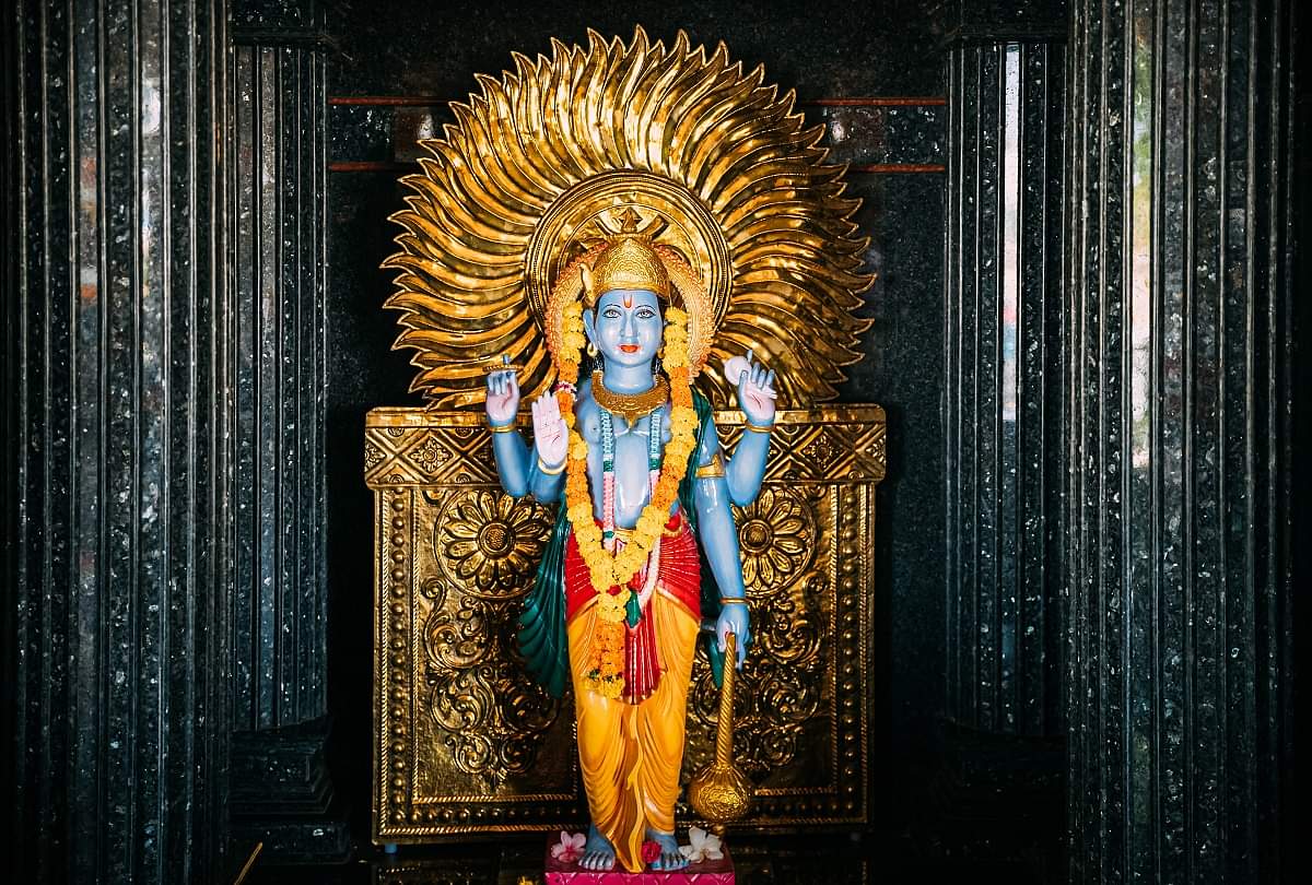 Vaastu: मंदिर से जुड़े इन वास्तु नियमों का रखे ध्यान नहीं तो बिगड़ सकती है आर्थिक स्थिति Take care of these Vastu rules related to the temple, to maintain your economic situation
