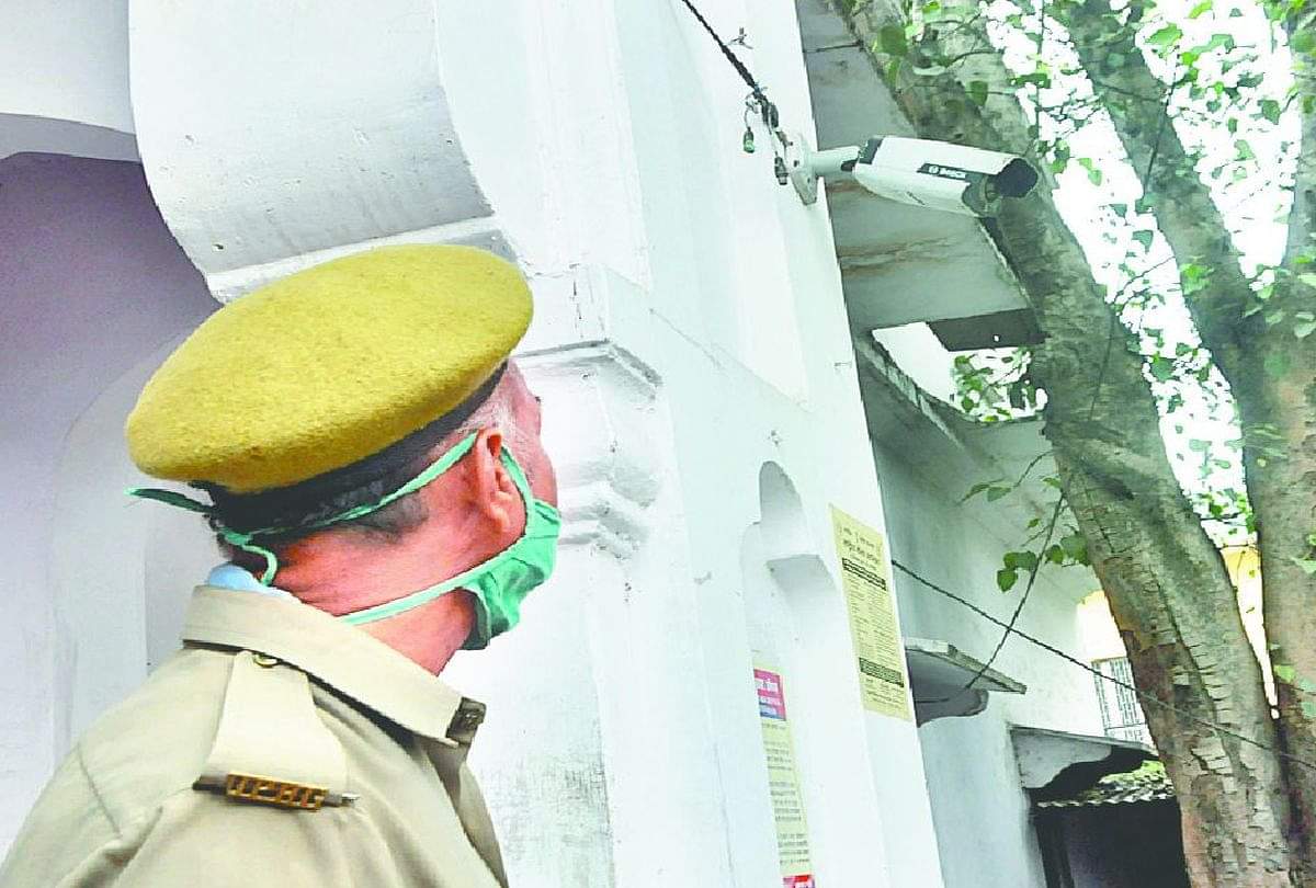 आगरा के थाने में 25 लाख की चोरी: सोते रहे पुलिस वाले, टूट गए मालखाने के ताले, रेकी करके हुई वारदात Rs 25 lakh cash stolen from Jagdishpur police station in Agra