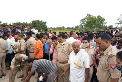 सड़क हादसा: ट्रैक्टर-ट्रॉली की चपेट में आने से बाइक सवार मां-बेटे की मौत, चालक गंभीर Road accident in Kushinagar death of mother and son after hit by tractor-trolley
