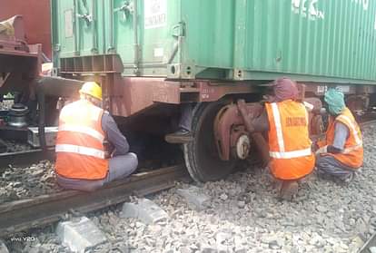 UP News: चंदौली में मालगाड़ी का एक वैगन बेपटरी, हावड़ा डाउन लाइन बाधित wagon of goods train derailed near PDDU Nagar Howrah down line disrupted repair work in progress