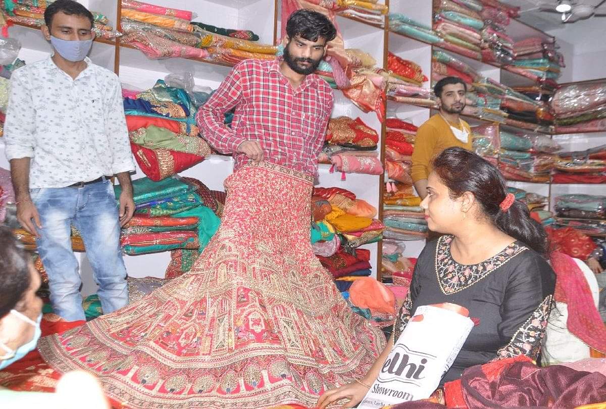 करवा चौथ: 'चांद' का सुहागिनों को बेसब्री से इंतजार, करवा से छलकेगी 172 करोड़ रुपये की 'लक्ष्मी', बाजार हुए गुलजार Karwa Chauth 2021 Market For Business Woman Cosmetics