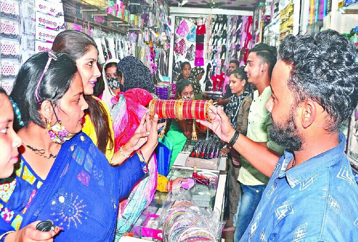 करवा चौथ: 'चांद' का सुहागिनों को बेसब्री से इंतजार, करवा से छलकेगी 172 करोड़ रुपये की 'लक्ष्मी', बाजार हुए गुलजार Karwa Chauth 2021 Market For Business Woman Cosmetics