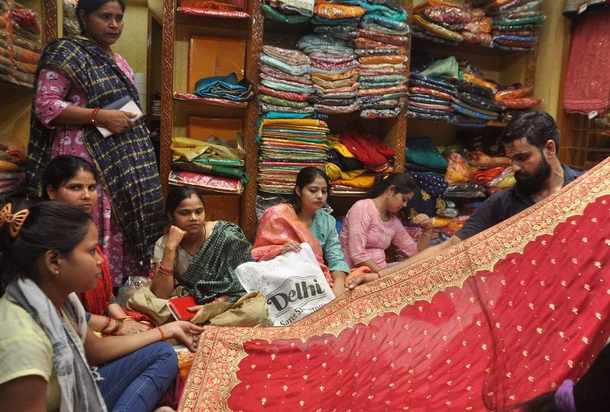 करवा चौथ: 'चांद' का सुहागिनों को बेसब्री से इंतजार, करवा से छलकेगी 172 करोड़ रुपये की 'लक्ष्मी', बाजार हुए गुलजार Karwa Chauth 2021 Market For Business Woman Cosmetics