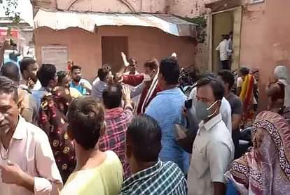 पुलिस हिरासत में मौत: पोस्टमार्टम गृह पर आगरा कांग्रेस जिलाध्यक्ष से मारपीट, सांत्वना देने पहुंचे थे, प्रियंका ने किया ट्वीट Death In Agra Police Custody Accused Of Stolen 25 Lakh Rupees Congress Learders Beat At Pm House