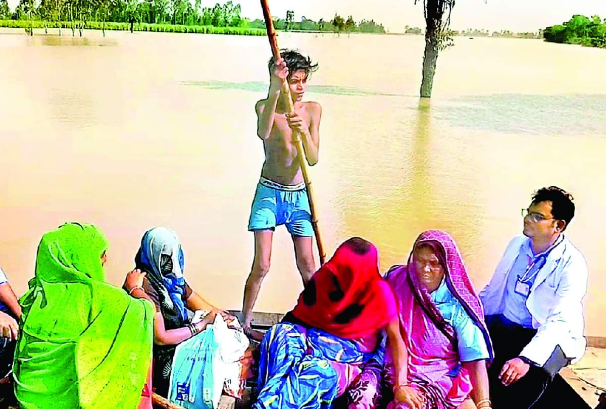 अवध बाढ़: नेपाल के पानी से अवध के 600 गांव बाढ़ में डूबे, घरों व खेतों में भरा पानी, तस्वीरें floods in districts of awadh in Uttar Pradesh.