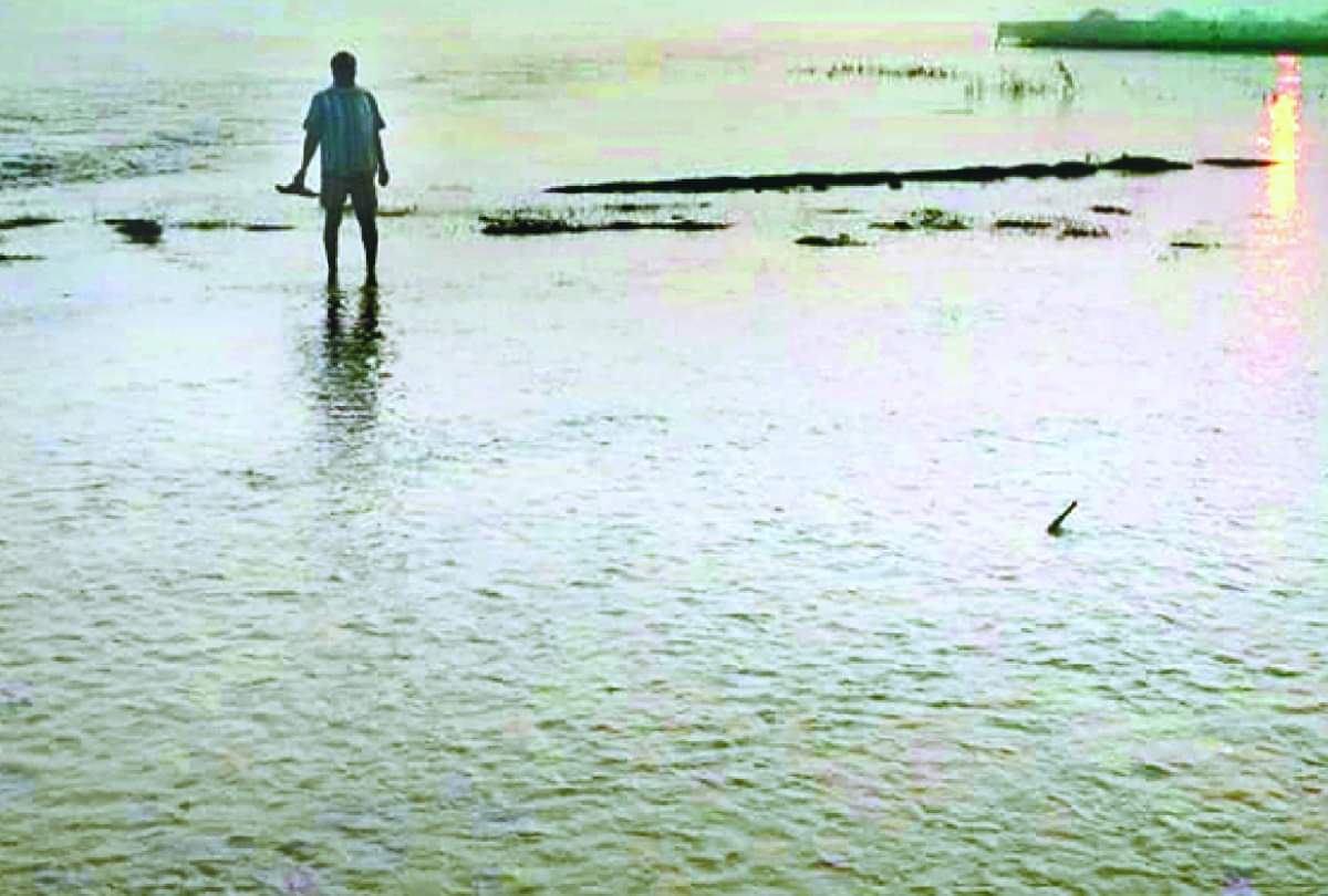 अवध बाढ़: नेपाल के पानी से अवध के 600 गांव बाढ़ में डूबे, घरों व खेतों में भरा पानी, तस्वीरें floods in districts of awadh in Uttar Pradesh.