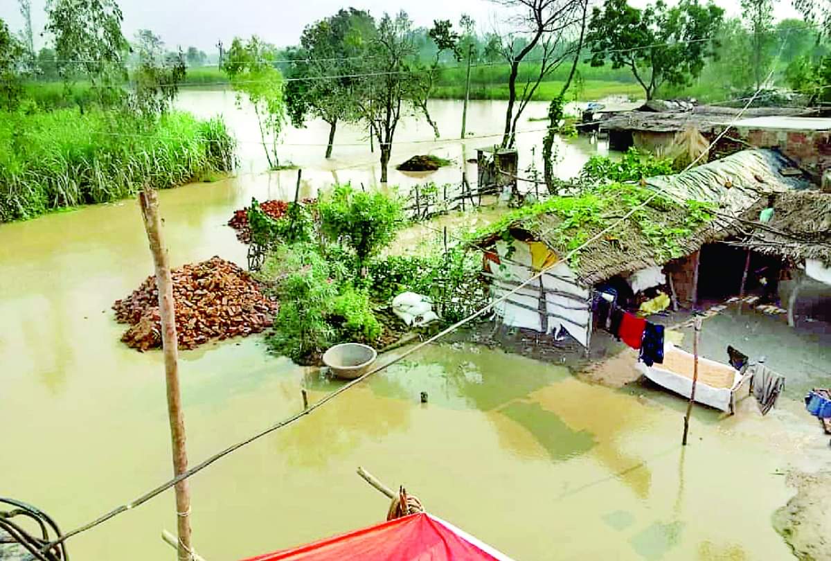 अवध बाढ़: नेपाल के पानी से अवध के 600 गांव बाढ़ में डूबे, घरों व खेतों में भरा पानी, तस्वीरें floods in districts of awadh in Uttar Pradesh.