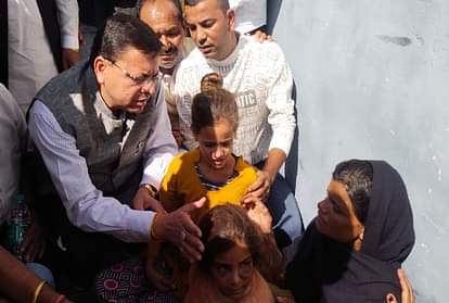 उत्तराखंड आपदा: पीड़ितों से मिलने चंपावत पहुंचे सीएम धामी, अधिकारियों को दिए युद्ध स्तर पर काम करने के निर्देश Uttarakhand Disaster: CM Pushkar singh dhami reached Champawat to meet Disaster Affected