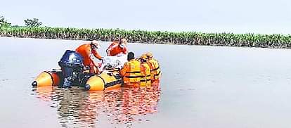 खीरी में बाढ़ से अब तक 373 गांव प्रभावित, 49 गांवों का संपर्क कटा So far 373 villages have been affected by the floods in Kheri, 49 villages have been cut off