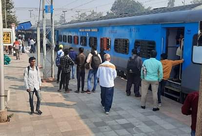 देवरिया: बरहजिया का इंजन फेल, डेढ़ घंटे रुकी रही ट्रेन Barhajia engine failed train stopped for one and half hours in deoria