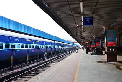 IRCTC RedRail: ग्राहकों को रेलवे का नया तोहफा, अब 'रेडरेल' के जरिए टिकट कर पाएंगे बुक, और भी हैं फायदे IRCTC RedRail redbus launch new redrail service for train ticket booking