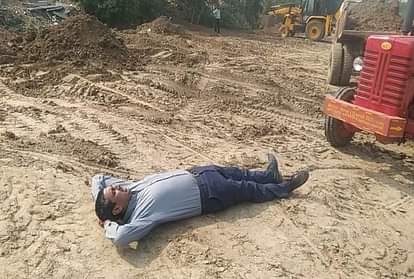 प्रयागराज : सिंचाई विभाग की आपत्ति के बाद पीछे हटा प्रशासन, खुदवाया गया नाला After the objection of the Irrigation Department, the administration withdrew, the drain was excavated
