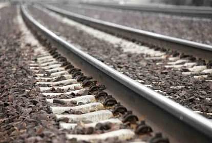 फतेहपुर: रेलवे ट्रैक पार करते समय साले-बहनोई की ट्रेन से कटकर मौत, मचा कोहराम Fatehpur: Two people died after being hit by a train while crossing the railway track
