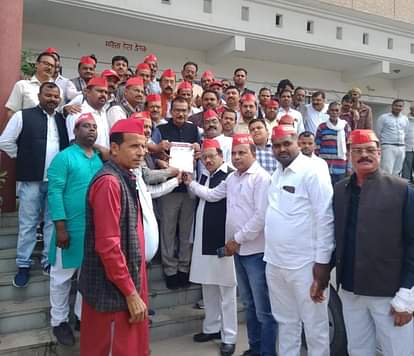 मतदाता सूची में गडबड़ी को लेकर सपाइयों ने किया प्रदर्शन SPs demonstrated regarding disturbances in voter list