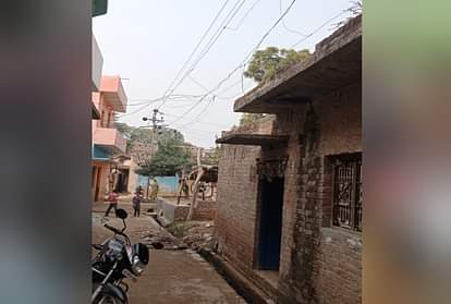 शाहजहांपुर: छत से गुजरी हाईटेंशन लाइन की चपेट में आए दंपती, पति की मौत Shahjahanpur high tension wire electrocuted couple husband died