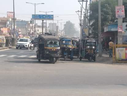 सड़कों पर बेलगाम दौड़ रहे ऑटो बन रहे दुर्घटनाओं का कारण Autos running unbridled on the roads are becoming the cause of accidents
