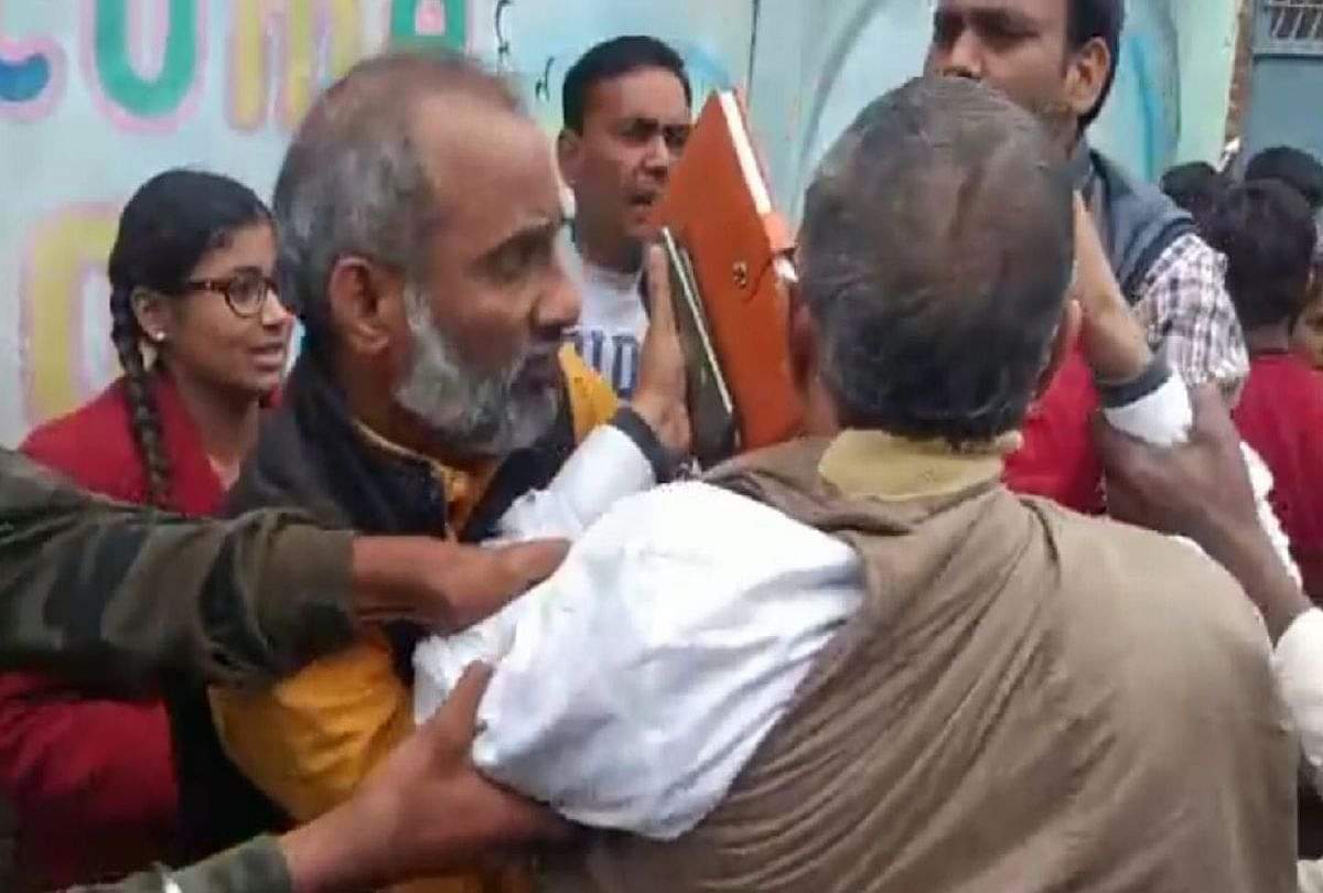 बेसिक शिक्षा अधिकारी से हाथापाई का मामला: मैनपुरी में रातभर चला हंगामा, प्रधानाध्यापिका सहित तीन शिक्षक हटाए Bsa Mainpuri Beaten Case Nahili Village Composite School Action Against Principal And Teachres