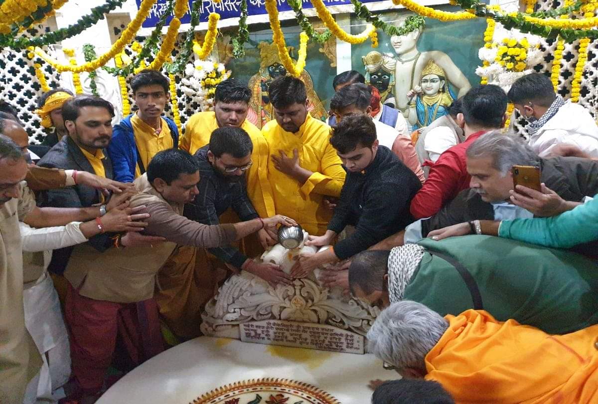 बिहार पंचमी: निधिवन में गूंजे जयकारे, धूमधाम के साथ श्रीबांकेबिहारी लाल का मनाया गया प्राकट्योत्सव Banke Bihari Prakat Utsav 2021 Celebrations In Banke Bihari Banke Bihari Mandir