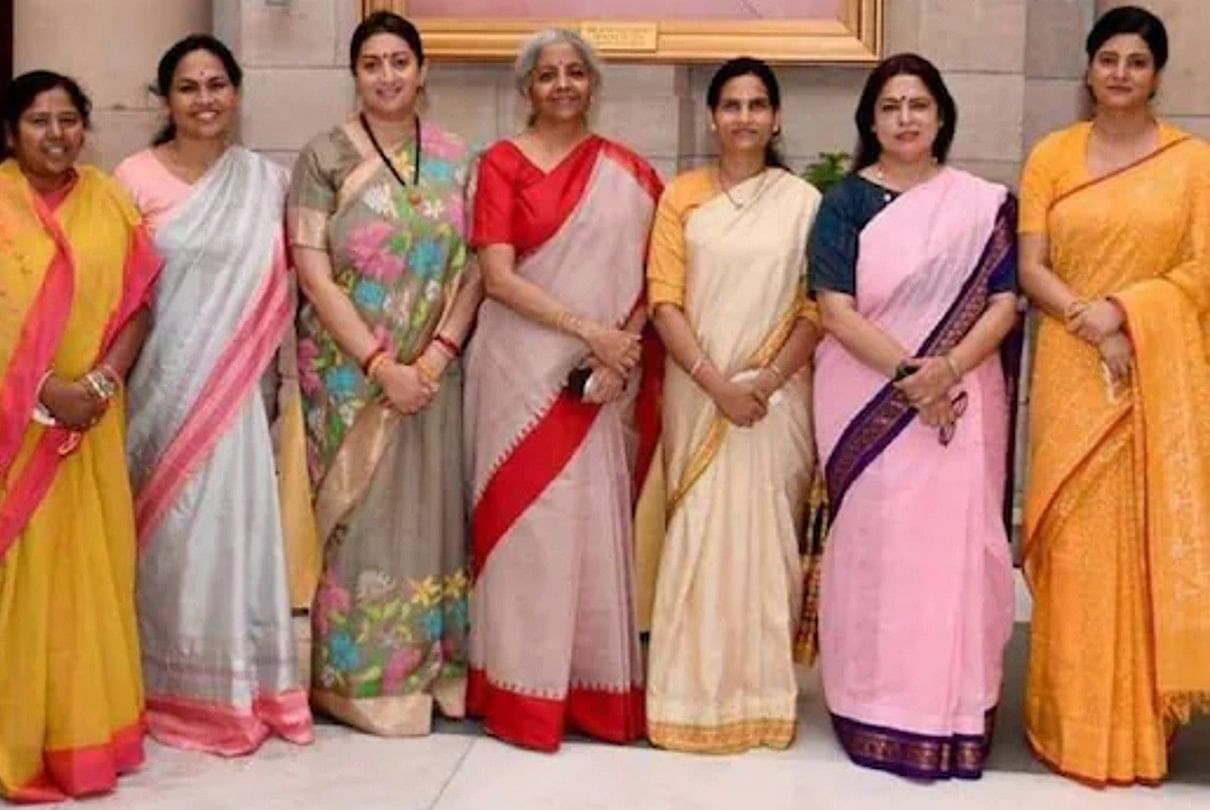 केंद्रीय मंत्री निर्मला सीतारमण और स्मृति ईरानी के साथ भाजपा की महिला सांसद।