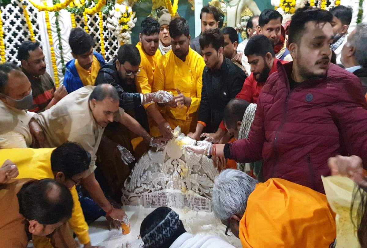 बिहार पंचमी: निधिवन में गूंजे जयकारे, धूमधाम के साथ श्रीबांकेबिहारी लाल का मनाया गया प्राकट्योत्सव Banke Bihari Prakat Utsav 2021 Celebrations In Banke Bihari Banke Bihari Mandir