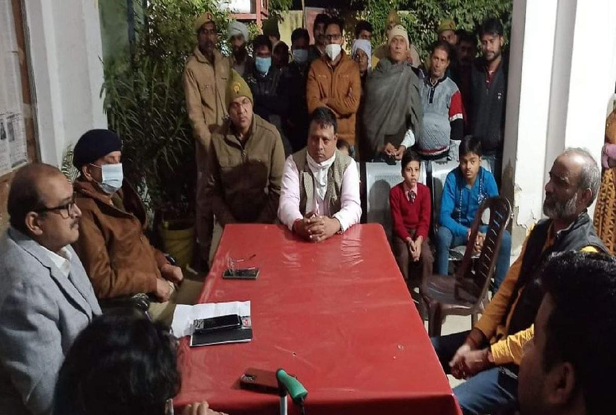 बेसिक शिक्षा अधिकारी से हाथापाई का मामला: मैनपुरी में रातभर चला हंगामा, प्रधानाध्यापिका सहित तीन शिक्षक हटाए Bsa Mainpuri Beaten Case Nahili Village Composite School Action Against Principal And Teachres