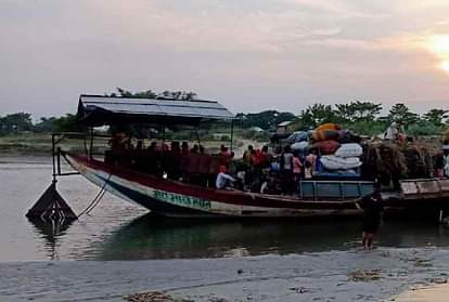 कुशीनगर: नदी में दूसरे दिन भी फंसी 100 लोगों को लेकर नाव, कड़ी मशक्कत के बाद सुरक्षित निकले बाहर Boat carrying 100 people stuck in river for second day as well in Kushinagar