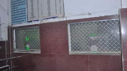 जंक्शन पर जनरल टिकट काउंटर बंद, यात्रियों ने किया हंगामा General ticket counter closed at the junction, passengers created a ruckus